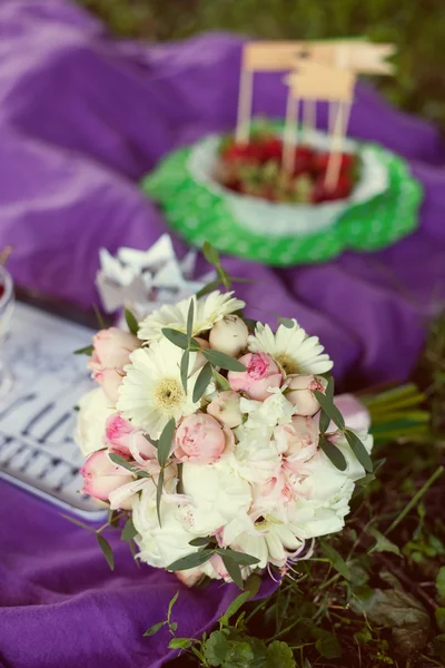 Rosa och vit bröllop bukett — Stockfoto