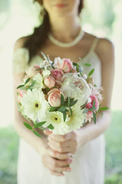 Panna młoda z Bukiet ślubny z róż — Zdjęcie stockowe