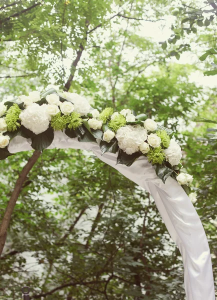 Huwelijksboog met bloemen — Stockfoto