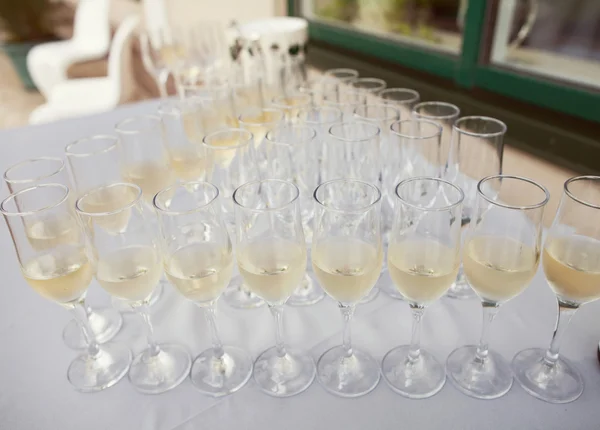香槟产区的眼镜在桌子上 — 图库照片