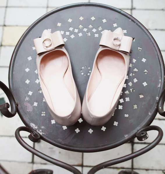 Anillos de boda y zapatos de novia — Foto de Stock
