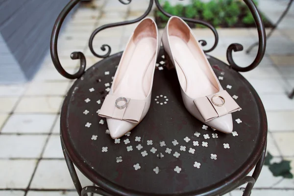 Snubní prsteny a svatební boty — Stock fotografie