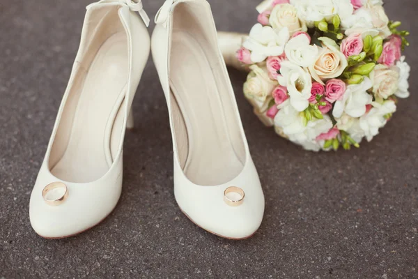Jegygyűrű, csokor, menyasszonyi cipő — Stock Fotó