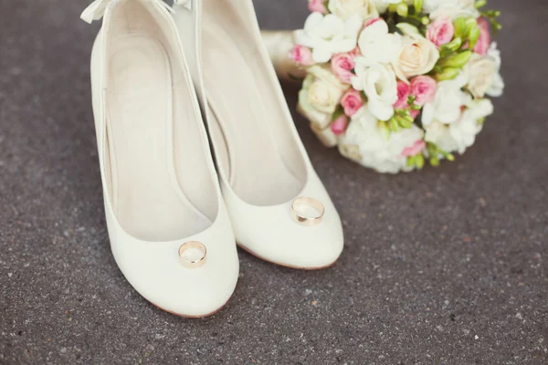 Alliances, bouquet, chaussures de mariée — Photo