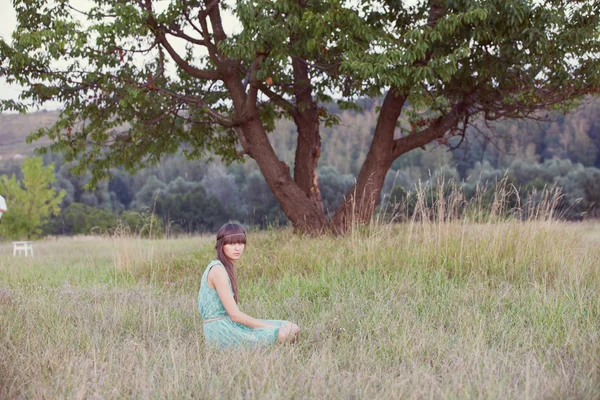 Vrouw in een veld — Stockfoto