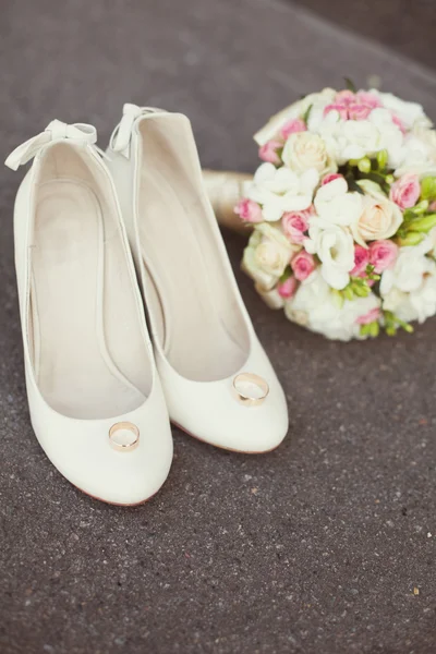 Snubní prsteny, kytice, svatební boty — Stock fotografie