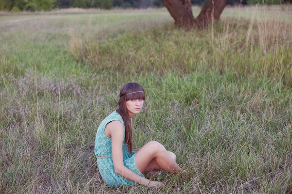 Brunette woman in a field — Stock Photo, Image