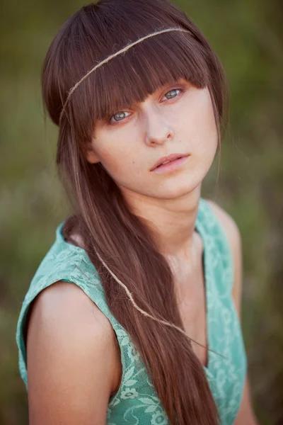 Brunette woman in a field — Stock Photo, Image