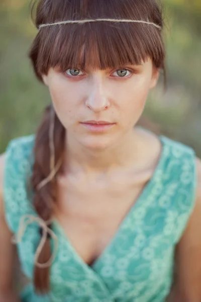 Vacker brunett kvinna — Stockfoto