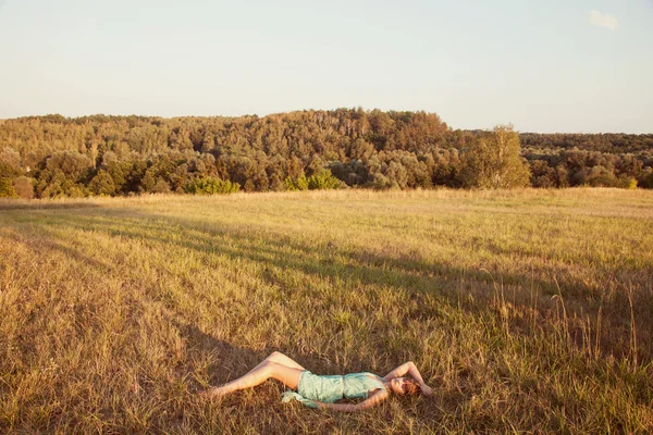 Brunette woman in a field — Stock Photo, Image