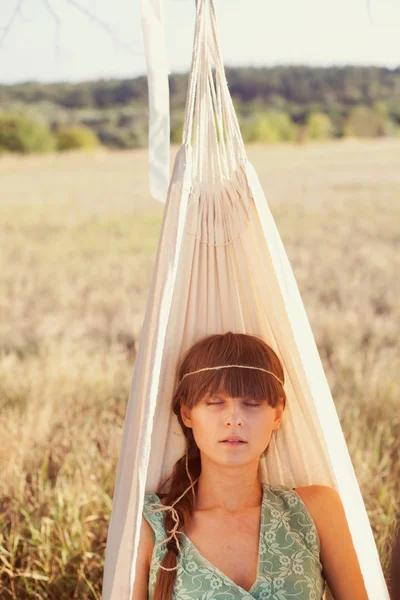 Mulher em um campo ao pôr do sol na rede — Fotografia de Stock