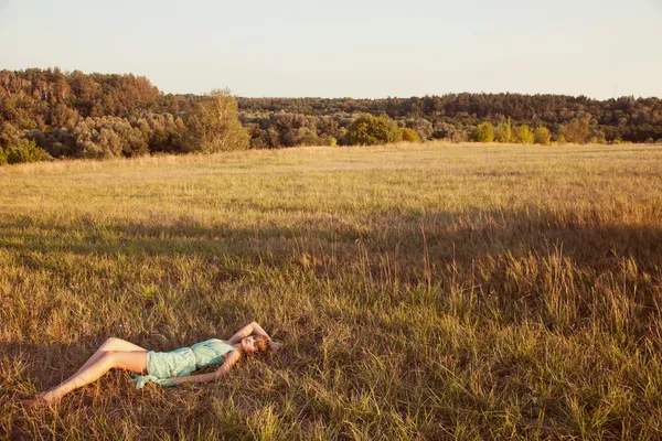 Brunette woman in a field — Stock Photo, Image