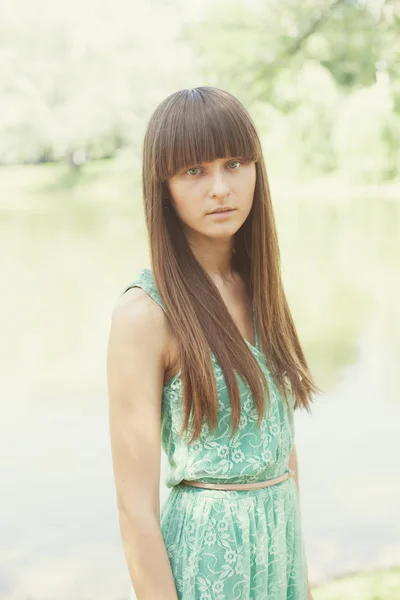 아름다운 갈색 머리 여인 — 스톡 사진