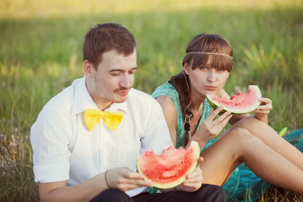 Casal comendo melancia — Fotografia de Stock