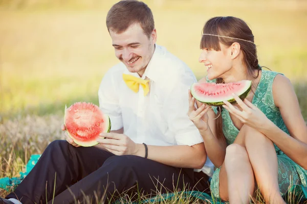 Couple  eating watermelon — Stock Photo, Image