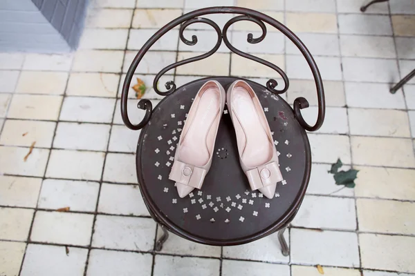 Anelli da sposa e scarpe da sposa — Foto Stock