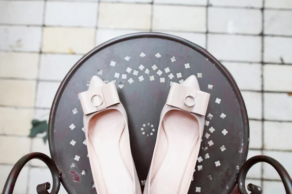 Trouwringen en bruids schoenen — Stockfoto
