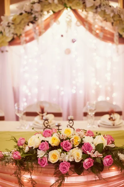 Tavolo da sposa decorato — Foto Stock