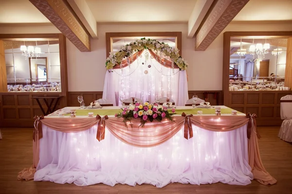 Geschmückter Hochzeitstisch — Stockfoto