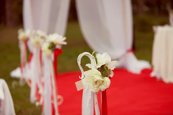 Luogo decorato per la cerimonia nuziale — Foto Stock