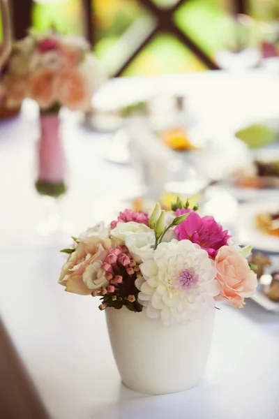 Geschmückter Hochzeitstisch — Stockfoto