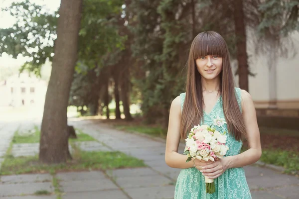 Chica con un ramo de bodas — Foto de Stock