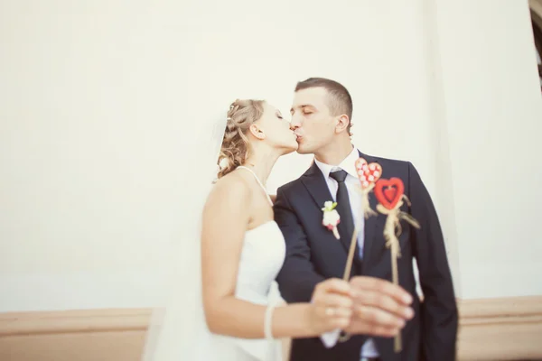 Mariée et marié avec des coeurs sur des bâtons — Photo