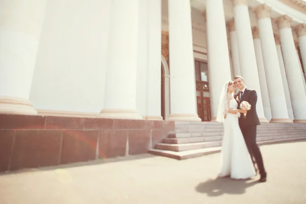 Bride and groom near the  building with columns — Stock Photo, Image