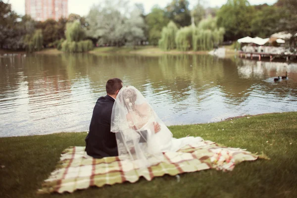 Sposa e sposo vicino al lago — Foto Stock