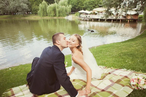 新娘和新郎在公园附近的湖 — 图库照片