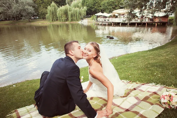 Sposo e sposo nel parco vicino al lago — Foto Stock
