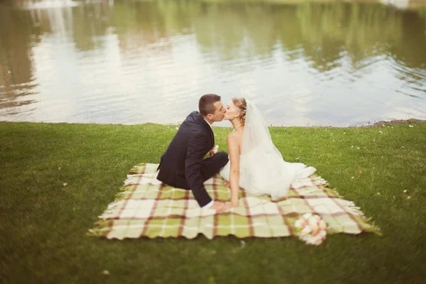 Novia y novio en el parque cerca del lago —  Fotos de Stock