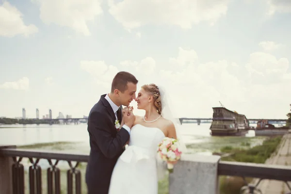 Sposa e sposo vicino al fiume — Foto Stock