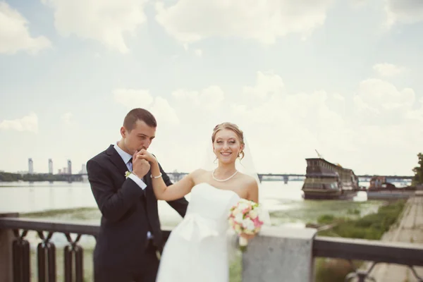 Novia y novio cerca del río — Foto de Stock