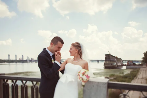 Sposa e sposo vicino al fiume — Foto Stock