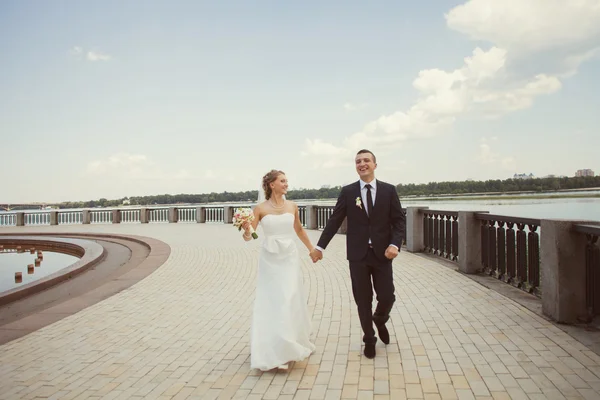 Bruden och brudgummen nära floden — Stockfoto