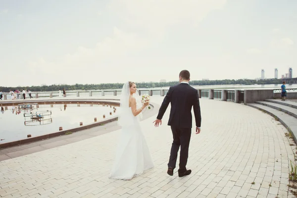 Sposa e sposo vicino al fiume — Foto Stock