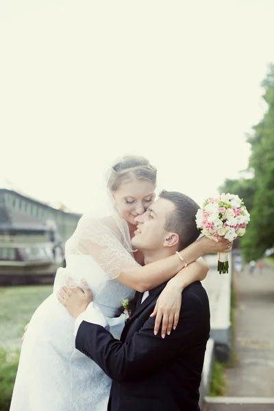 Kissing bride and groom — Stock Photo, Image