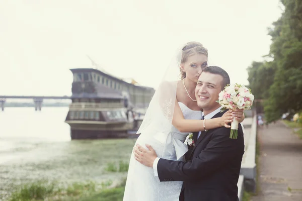 Bride and groom  near the river — Stock Photo, Image