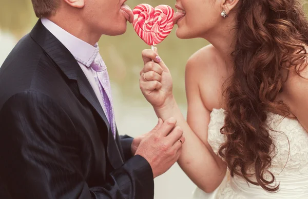 Bride and groom  in the park — Stock Photo, Image