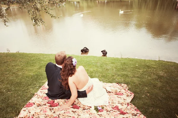 Bride and groom  in the park — Stock Photo, Image