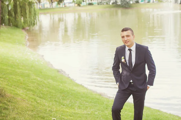 Groom near the lake — Stock Photo, Image