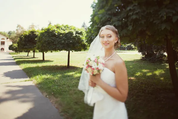 Braut spaziert im Park — Stockfoto