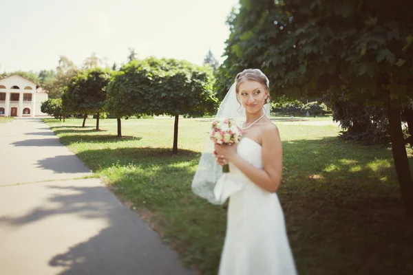 Bruden promenader i parken — Stockfoto