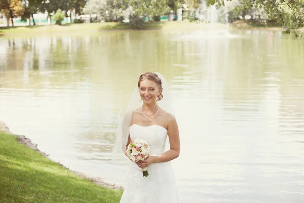 湖の近くの花嫁 — ストック写真