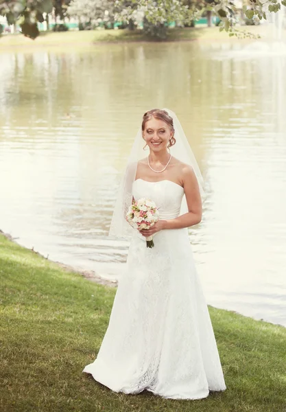湖の近くの花嫁 — ストック写真