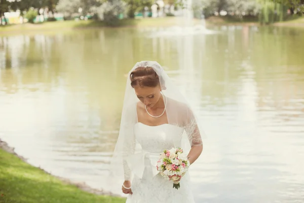 Sposa vicino al lago — Foto Stock