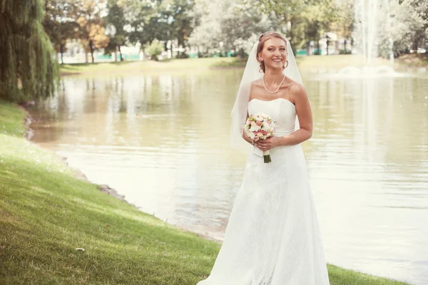 Bride near the lake — Stock Photo, Image