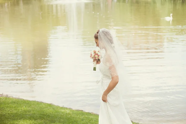 Sposa vicino al lago — Foto Stock