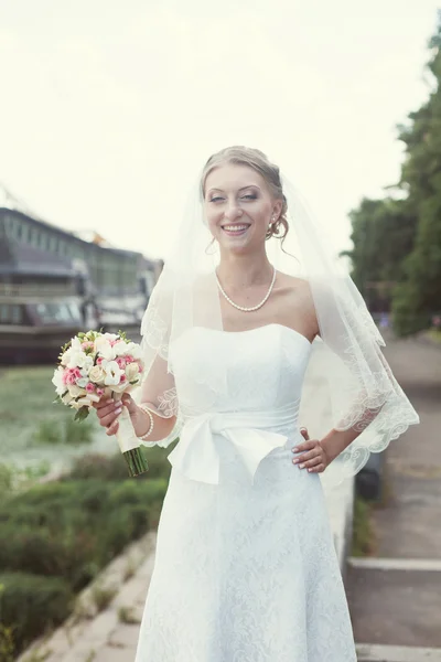 Novia con un ramo de bodas — Foto de Stock